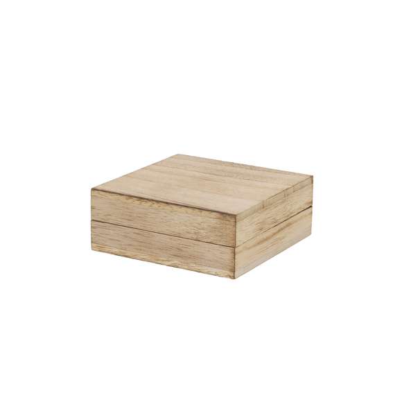 Caja de presentación en madera natural. Con bisagras metálicas y cierre magnético.Elaborado con elementos vegetales para así fomentar la utilización de materias primas naturales y reducir las emisiones contaminantes.