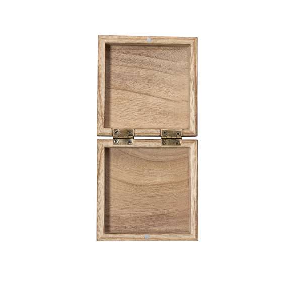 Caja de presentación en madera natural. Con bisagras metálicas y cierre magnético.Elaborado con elementos vegetales para así fomentar la utilización de materias primas naturales y reducir las emisiones contaminantes.