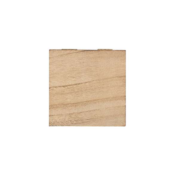 Caja de presentación en madera natural. Con bisagras metálicas y cierre magnético.Elaborado con elementos vegetales para así fomentar la utilización de materias primas naturales y reducir las emisiones contaminantes.