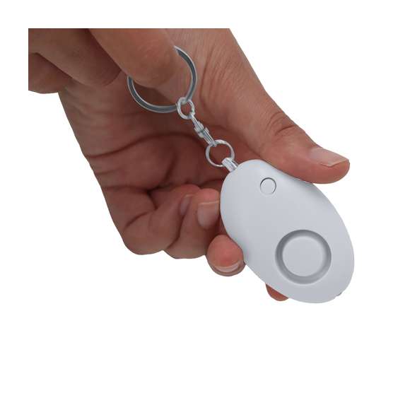 Alarma Personal con linterna LED, equipada con un potente timbre de volumen  para alertar de emergencias. Con sencilla activación mediante un sistema de tirado de la anilla que activa la alarma de inmediato. Incorpora una linterna LED, ideal para proporcionar iluminación en condiciones de baja visibilidad. Incluye un mosquetón y una anilla metálica para facilitar su sujeción a bolsos, mochilas o llaveros, etc. Funcionamiento a pilas de botón (incluidas).