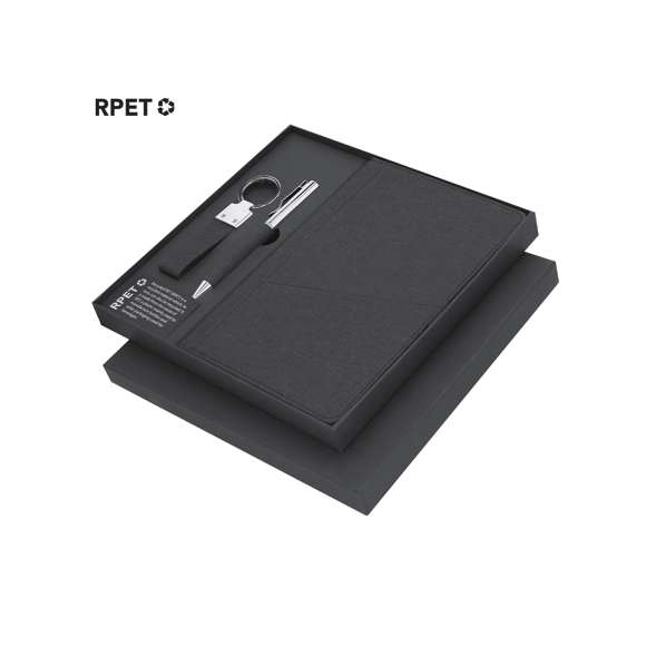 Elegante set premium que incluye:Bloc de notas en RPET en elegante color negro. Incluye cierre elástico, bolsillo frontal y marcapáginas de tela. Interior con 80 hojas de disposición a una raya. Bolígrafo en RPET de acabado negro mate, de mecanismo giratorio y tinta azul. Con clip y puntera en pulido metal.Elegante llavero con cinta fabricada en poliéster RPET 300D y accesorios cromados.Set presentado en estuche individual de acabado mate, con troquelado interior para cada uno de los elementos del set y tarjeta de RPET en el interior.El material RPET se elabora a partir de plástico reciclado, para así fomentar la reutilización de residuos plásticos y ayudar a la sostenibilidad del planeta.