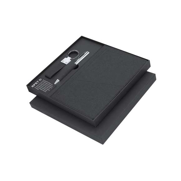 Elegante set premium que incluye:Bloc de notas en RPET en elegante color negro. Incluye cierre elástico, bolsillo frontal y marcapáginas de tela. Interior con 80 hojas de disposición a una raya. Bolígrafo en RPET de acabado negro mate, de mecanismo giratorio y tinta azul. Con clip y puntera en pulido metal.Elegante llavero con cinta fabricada en poliéster RPET 300D y accesorios cromados.Set presentado en estuche individual de acabado mate, con troquelado interior para cada uno de los elementos del set y tarjeta de RPET en el interior.El material RPET se elabora a partir de plástico reciclado, para así fomentar la reutilización de residuos plásticos y ayudar a la sostenibilidad del planeta.