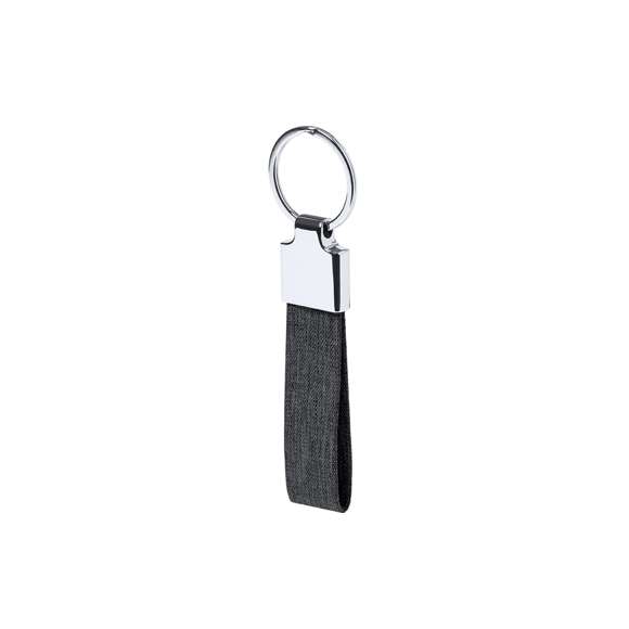 Elegante set premium que incluye:Bloc de notas en RPET en elegante color negro. Incluye cierre elástico, bolsillo frontal y marcapáginas de tela. Interior con 80 hojas de disposición a una raya. Bolígrafo en RPET de acabado negro mate, de mecanismo giratorio y tinta azul. Con clip y puntera en pulido metal.Elegante llavero con cinta fabricada en poliéster RPET 300D y accesorios cromados.Set presentado en estuche individual de acabado mate, con troquelado interior para cada uno de los elementos del set y tarjeta de RPET en el interior.El material RPET se elabora a partir de plástico reciclado, para así fomentar la reutilización de residuos plásticos y ayudar a la sostenibilidad del planeta.