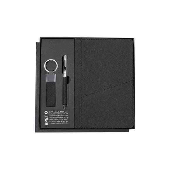 Elegante set premium que incluye:Bloc de notas en RPET en elegante color negro. Incluye cierre elástico, bolsillo frontal y marcapáginas de tela. Interior con 80 hojas de disposición a una raya. Bolígrafo en RPET de acabado negro mate, de mecanismo giratorio y tinta azul. Con clip y puntera en pulido metal.Elegante llavero con cinta fabricada en poliéster RPET 300D y accesorios cromados.Set presentado en estuche individual de acabado mate, con troquelado interior para cada uno de los elementos del set y tarjeta de RPET en el interior.El material RPET se elabora a partir de plástico reciclado, para así fomentar la reutilización de residuos plásticos y ayudar a la sostenibilidad del planeta.