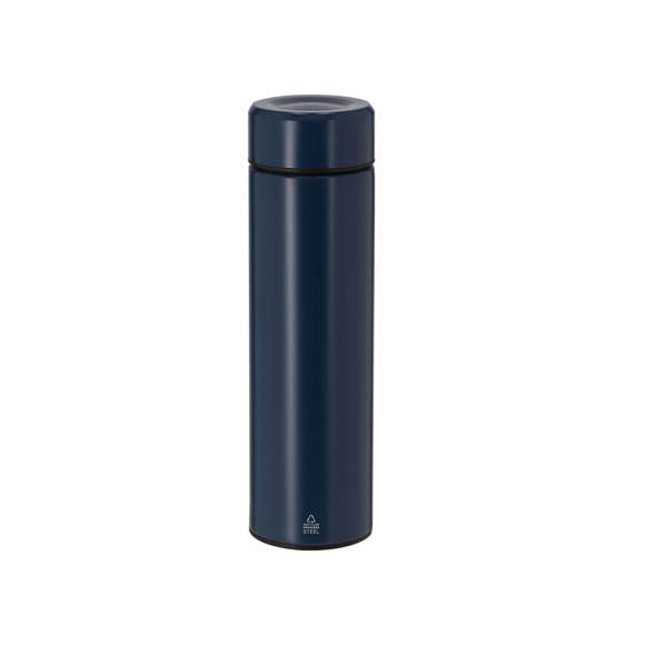 Termo en Acero Inox Reciclado de 450 ml de capacidad. Con doble pared para mejor y más duradera conservación de la temperatura e interior con recubrimiento de cerámica, apto para bebidas carbonatadas. Infusor incluido y sistema de apertura fácil a rosca. Con distintivo de Acero Inox Reciclado.El acero es uno de los materiales más demandados y que puede encontrarse casi en todas partes, desde productos de uso diario a grandes construcciones. Con innumerables propiedades, entre las que cabe destacar la durabilidad y su alto grado de reutilización, convirtiéndolo en una alternativa muy valorada en soluciones de sostenibilidad. Debidamente tratado, permite obtener nuevos recursos de infinita utilización.