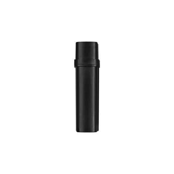 Práctico estuche para tabaco de diseño compacto y longitud especial, ideal para transporte. Capacidad para dos cigarros y un mechero. Con tapadera con bisagra.