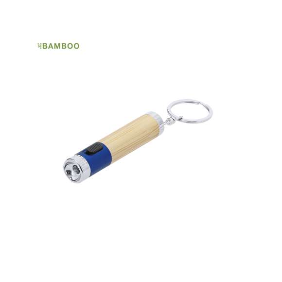 Llavero linterna fabricado en bambú y ABS. Con 1 LED alimentado con pilas de botón (incluidas) con botón on/off en lateral y elementos decorativos cromados.Materiales como el bambú fomentan la utilización de materias primas naturales, reduciendo las emisiones contaminantes. Proviene de una planta de gran resistencia y versatilidad, con crecimiento y regeneración rápidos, siendo una excelente alternativa al uso de madera tradicional.