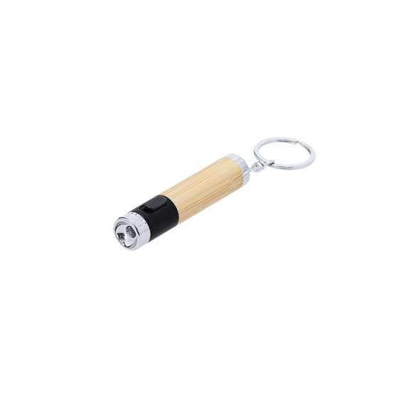 Llavero linterna fabricado en bambú y ABS. Con 1 LED alimentado con pilas de botón (incluidas) con botón on/off en lateral y elementos decorativos cromados.Materiales como el bambú fomentan la utilización de materias primas naturales, reduciendo las emisiones contaminantes. Proviene de una planta de gran resistencia y versatilidad, con crecimiento y regeneración rápidos, siendo una excelente alternativa al uso de madera tradicional.