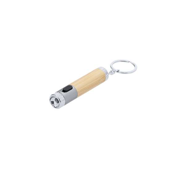 Llavero linterna fabricado en bambú y ABS. Con 1 LED alimentado con pilas de botón (incluidas) con botón on/off en lateral y elementos decorativos cromados.Materiales como el bambú fomentan la utilización de materias primas naturales, reduciendo las emisiones contaminantes. Proviene de una planta de gran resistencia y versatilidad, con crecimiento y regeneración rápidos, siendo una excelente alternativa al uso de madera tradicional.