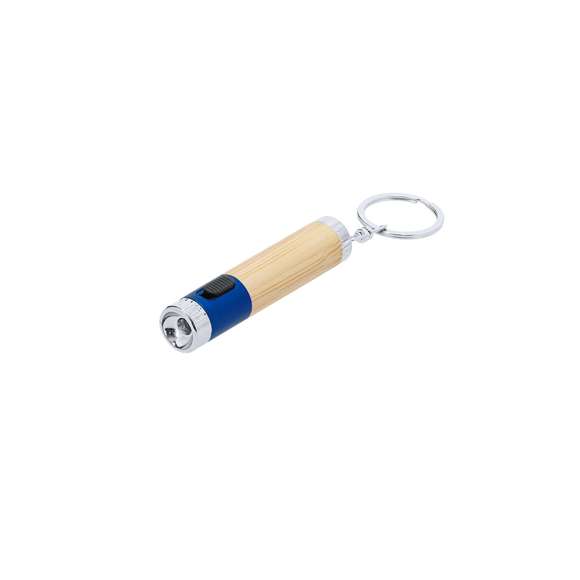 Llavero linterna fabricado en bambú y ABS. Con 1 LED alimentado con pilas de botón (incluidas) con botón on/off en lateral y elementos decorativos cromados.Materiales como el bambú fomentan la utilización de materias primas naturales, reduciendo las emisiones contaminantes. Proviene de una planta de gran resistencia y versatilidad, con crecimiento y regeneración rápidos, siendo una excelente alternativa al uso de madera tradicional.