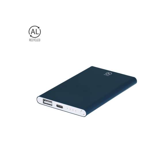 Batería auxiliar externa de 4.000 mAh en Aluminio Reciclado. Con salida USB y entrada/salida USB Tipo C. Indicadores LED de estado de carga y cable de carga Tipo C incluido. Incluye distintivo de Aluminio Reciclado.El Aluminio Reciclado es un material con posibilidades de reciclaje casi infinitas, sin perder sus propiedades originales y consumiendo menos energía en este proceso.Certificación GRS (Global Recycled Standard / Estándar de Reciclaje Global), que garantiza el origen reciclado del material usado para fabricar el producto.Entrada/Salida USB Tipo C: 5V DC 2.4ASalida USB: 5V DC 1ALas capacidades mostradas en todas nuestras baterías auxiliares externas son reales, incorporando todas ellas baterías de grado A y no recicladas, con una vida útil de al menos 500 ciclos de carga y según normativa CE.Además, están fabricadas conforme a los estándares RoHS y en cumplimiento con los siguientes requisitos de seguridad:Sistema de protección contra sobrecarga del power bank.Sistema de protección contra descarga completa que proporciona una mayor durabilidad del power bank.Sistema de bloqueo para evitar cortocircuitos.Sistema de transferencia de carga constante, acorde con la capacidad del dispositivo de destino.