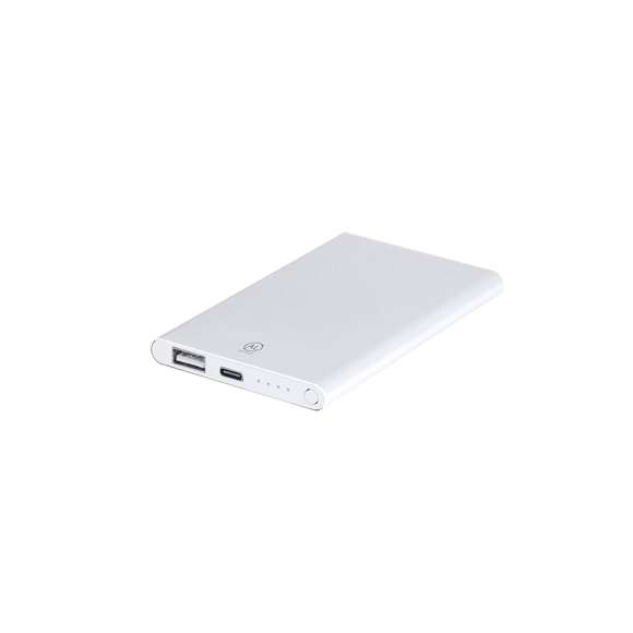 Batería auxiliar externa de 4.000 mAh en Aluminio Reciclado. Con salida USB y entrada/salida USB Tipo C. Indicadores LED de estado de carga y cable de carga Tipo C incluido. Incluye distintivo de Aluminio Reciclado.El Aluminio Reciclado es un material con posibilidades de reciclaje casi infinitas, sin perder sus propiedades originales y consumiendo menos energía en este proceso.Certificación GRS (Global Recycled Standard / Estándar de Reciclaje Global), que garantiza el origen reciclado del material usado para fabricar el producto.Entrada/Salida USB Tipo C: 5V DC 2.4ASalida USB: 5V DC 1ALas capacidades mostradas en todas nuestras baterías auxiliares externas son reales, incorporando todas ellas baterías de grado A y no recicladas, con una vida útil de al menos 500 ciclos de carga y según normativa CE.Además, están fabricadas conforme a los estándares RoHS y en cumplimiento con los siguientes requisitos de seguridad:Sistema de protección contra sobrecarga del power bank.Sistema de protección contra descarga completa que proporciona una mayor durabilidad del power bank.Sistema de bloqueo para evitar cortocircuitos.Sistema de transferencia de carga constante, acorde con la capacidad del dispositivo de destino.