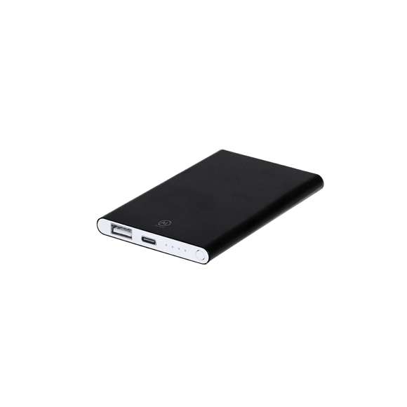 Batería auxiliar externa de 4.000 mAh en Aluminio Reciclado. Con salida USB y entrada/salida USB Tipo C. Indicadores LED de estado de carga y cable de carga Tipo C incluido. Incluye distintivo de Aluminio Reciclado.El Aluminio Reciclado es un material con posibilidades de reciclaje casi infinitas, sin perder sus propiedades originales y consumiendo menos energía en este proceso.Certificación GRS (Global Recycled Standard / Estándar de Reciclaje Global), que garantiza el origen reciclado del material usado para fabricar el producto.Entrada/Salida USB Tipo C: 5V DC 2.4ASalida USB: 5V DC 1ALas capacidades mostradas en todas nuestras baterías auxiliares externas son reales, incorporando todas ellas baterías de grado A y no recicladas, con una vida útil de al menos 500 ciclos de carga y según normativa CE.Además, están fabricadas conforme a los estándares RoHS y en cumplimiento con los siguientes requisitos de seguridad:Sistema de protección contra sobrecarga del power bank.Sistema de protección contra descarga completa que proporciona una mayor durabilidad del power bank.Sistema de bloqueo para evitar cortocircuitos.Sistema de transferencia de carga constante, acorde con la capacidad del dispositivo de destino.