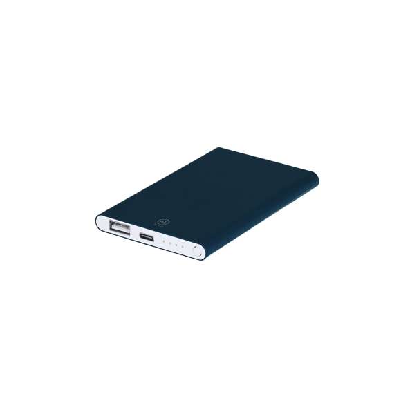 Batería auxiliar externa de 4.000 mAh en Aluminio Reciclado. Con salida USB y entrada/salida USB Tipo C. Indicadores LED de estado de carga y cable de carga Tipo C incluido. Incluye distintivo de Aluminio Reciclado.El Aluminio Reciclado es un material con posibilidades de reciclaje casi infinitas, sin perder sus propiedades originales y consumiendo menos energía en este proceso.Certificación GRS (Global Recycled Standard / Estándar de Reciclaje Global), que garantiza el origen reciclado del material usado para fabricar el producto.Entrada/Salida USB Tipo C: 5V DC 2.4ASalida USB: 5V DC 1ALas capacidades mostradas en todas nuestras baterías auxiliares externas son reales, incorporando todas ellas baterías de grado A y no recicladas, con una vida útil de al menos 500 ciclos de carga y según normativa CE.Además, están fabricadas conforme a los estándares RoHS y en cumplimiento con los siguientes requisitos de seguridad:Sistema de protección contra sobrecarga del power bank.Sistema de protección contra descarga completa que proporciona una mayor durabilidad del power bank.Sistema de bloqueo para evitar cortocircuitos.Sistema de transferencia de carga constante, acorde con la capacidad del dispositivo de destino.