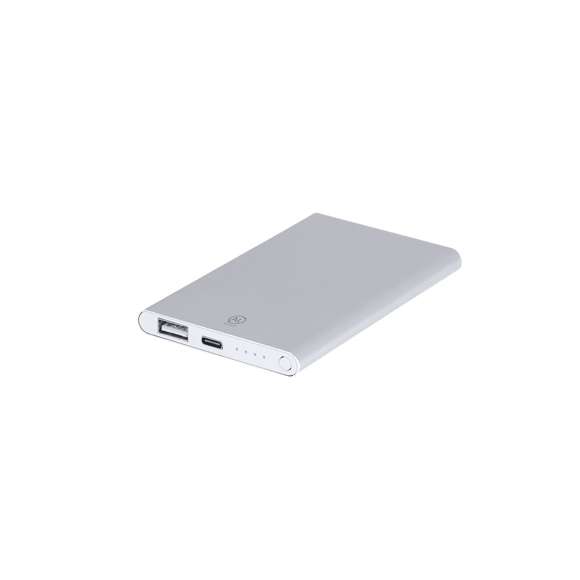 Batería auxiliar externa de 4.000 mAh en Aluminio Reciclado. Con salida USB y entrada/salida USB Tipo C. Indicadores LED de estado de carga y cable de carga Tipo C incluido. Incluye distintivo de Aluminio Reciclado.El Aluminio Reciclado es un material con posibilidades de reciclaje casi infinitas, sin perder sus propiedades originales y consumiendo menos energía en este proceso.Certificación GRS (Global Recycled Standard / Estándar de Reciclaje Global), que garantiza el origen reciclado del material usado para fabricar el producto.Entrada/Salida USB Tipo C: 5V DC 2.4ASalida USB: 5V DC 1ALas capacidades mostradas en todas nuestras baterías auxiliares externas son reales, incorporando todas ellas baterías de grado A y no recicladas, con una vida útil de al menos 500 ciclos de carga y según normativa CE.Además, están fabricadas conforme a los estándares RoHS y en cumplimiento con los siguientes requisitos de seguridad:Sistema de protección contra sobrecarga del power bank.Sistema de protección contra descarga completa que proporciona una mayor durabilidad del power bank.Sistema de bloqueo para evitar cortocircuitos.Sistema de transferencia de carga constante, acorde con la capacidad del dispositivo de destino.
