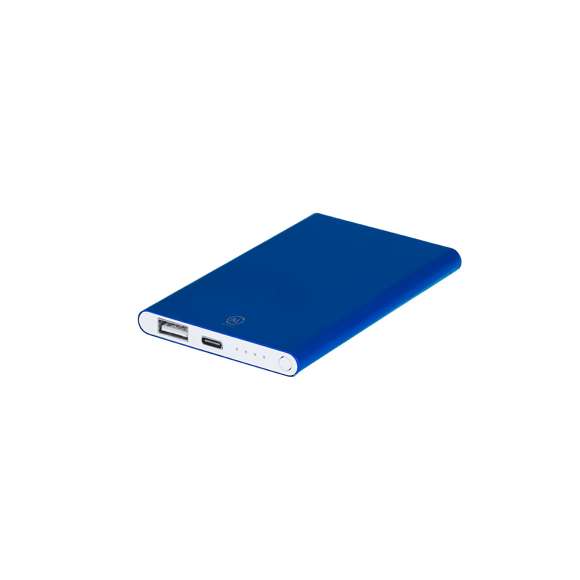 Batería auxiliar externa de 4.000 mAh en Aluminio Reciclado. Con salida USB y entrada/salida USB Tipo C. Indicadores LED de estado de carga y cable de carga Tipo C incluido. Incluye distintivo de Aluminio Reciclado.El Aluminio Reciclado es un material con posibilidades de reciclaje casi infinitas, sin perder sus propiedades originales y consumiendo menos energía en este proceso.Certificación GRS (Global Recycled Standard / Estándar de Reciclaje Global), que garantiza el origen reciclado del material usado para fabricar el producto.Entrada/Salida USB Tipo C: 5V DC 2.4ASalida USB: 5V DC 1ALas capacidades mostradas en todas nuestras baterías auxiliares externas son reales, incorporando todas ellas baterías de grado A y no recicladas, con una vida útil de al menos 500 ciclos de carga y según normativa CE.Además, están fabricadas conforme a los estándares RoHS y en cumplimiento con los siguientes requisitos de seguridad:Sistema de protección contra sobrecarga del power bank.Sistema de protección contra descarga completa que proporciona una mayor durabilidad del power bank.Sistema de bloqueo para evitar cortocircuitos.Sistema de transferencia de carga constante, acorde con la capacidad del dispositivo de destino.