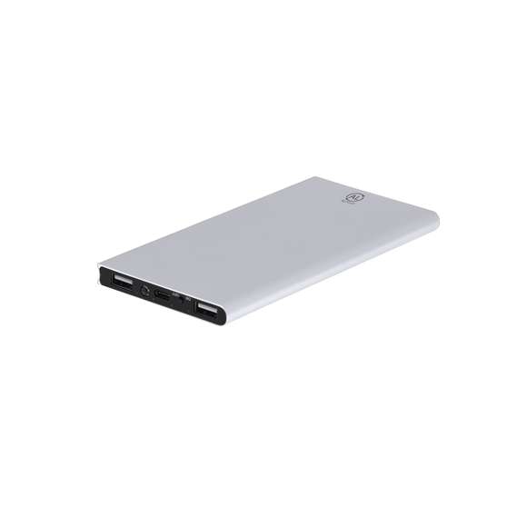 Batería auxiliar externa de 8.000 mAh fabricada en Aluminio Reciclado. Con 2 salidas USB y conexión dual de entrada y salida Tipo C. Indicadores LED de estado de carga, 1 LED con función linterna y cable de carga Tipo C incluido. Incluye distintivo de Aluminio Reciclado.Entrada/Salida USB C: 5V DC 2.4ASalidas USB: 5V DC 2.4AEl Aluminio Reciclado es un material con posibilidades de reciclaje casi infinitas, sin perder sus propiedades originales y consumiendo menos energía en este proceso.Certificación GRS (Global Recycled Standard / Estándar de Reciclaje Global), que garantiza el origen reciclado del material usado para fabricar el producto.Las capacidades mostradas en todas nuestras baterías auxiliares externas son reales, incorporando todas ellas baterías de grado A y no recicladas, con una vida útil de al menos 500 ciclos de carga y según normativa CE.Además, están fabricadas conforme a los estándares RoHS y en cumplimiento con los siguientes requisitos de seguridad:Sistema de protección contra sobrecarga del power bank.Sistema de protección contra descarga completa que proporciona una mayor durabilidad del power bank.Sistema de bloqueo para evitar cortocircuitos.Sistema de transferencia de carga constante, acorde con la capacidad del dispositivo de destino.