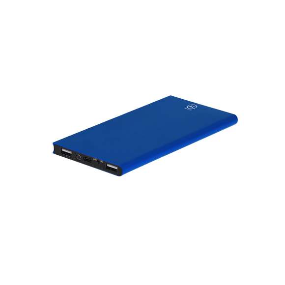 Batería auxiliar externa de 8.000 mAh fabricada en Aluminio Reciclado. Con 2 salidas USB y conexión dual de entrada y salida Tipo C. Indicadores LED de estado de carga, 1 LED con función linterna y cable de carga Tipo C incluido. Incluye distintivo de Aluminio Reciclado.Entrada/Salida USB C: 5V DC 2.4ASalidas USB: 5V DC 2.4AEl Aluminio Reciclado es un material con posibilidades de reciclaje casi infinitas, sin perder sus propiedades originales y consumiendo menos energía en este proceso.Certificación GRS (Global Recycled Standard / Estándar de Reciclaje Global), que garantiza el origen reciclado del material usado para fabricar el producto.Las capacidades mostradas en todas nuestras baterías auxiliares externas son reales, incorporando todas ellas baterías de grado A y no recicladas, con una vida útil de al menos 500 ciclos de carga y según normativa CE.Además, están fabricadas conforme a los estándares RoHS y en cumplimiento con los siguientes requisitos de seguridad:Sistema de protección contra sobrecarga del power bank.Sistema de protección contra descarga completa que proporciona una mayor durabilidad del power bank.Sistema de bloqueo para evitar cortocircuitos.Sistema de transferencia de carga constante, acorde con la capacidad del dispositivo de destino.