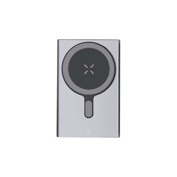 Batería auxiliar externa de 5.000 mAh fabricada en Aluminio Reciclado, con carga inalámbrica de 15W para tecnología Qi y fijación magnética Magsafe y entrada/salida USB Tipo C. Indicadores LED de estado de carga, botón de encendido/apagado y cable de carga Tipo C incluido. Incluye distintivo de Aluminio Reciclado.El Aluminio Reciclado es un material con posibilidades de reciclaje casi infinitas, sin perder sus propiedades originales y consumiendo menos energía en este proceso.Certificación GRS (Global Recycled Standard / Estándar de Reciclaje Global), que garantiza el origen reciclado del material usado para fabricar el producto.Entrada/Salida USB Tipo C: 5-9 V CC 1-1,67 ALas capacidades mostradas en todas nuestras baterías auxiliares externas son reales, incorporando todas ellas baterías de grado A y no recicladas, con una vida útil de al menos 500 ciclos de carga y según normativa CE.Además, están fabricadas conforme a los estándares RoHS y en cumplimiento con los siguientes requisitos de seguridad:Sistema de protección contra sobrecarga del power bank.Sistema de protección contra descarga completa que proporciona una mayor durabilidad del power bank.Sistema de bloqueo para evitar cortocircuitos.Sistema de transferencia de carga constante, acorde con la capacidad del dispositivo de destino.