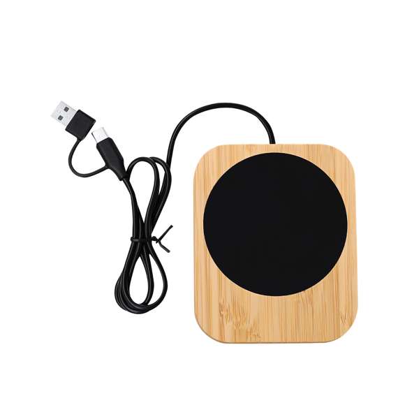 Calentador de tazas, fabricado con cuerpode bambú. Ideal para mantener las bebidas a la temperatura ideal. Incluye un cable de carga de 1 metro con doble conexión Tipo-C y USB, adaptable a diferentes dispositivos.Materiales como el Bambú fomentan la utilización de materias primas naturales reduciendo las emisiones contaminantes. Además, el bambú proviene de una planta de gran resistencia y versatilidad, con crecimiento y regeneración rápida, siendo una excelente alternativa al uso de madera tradicional.