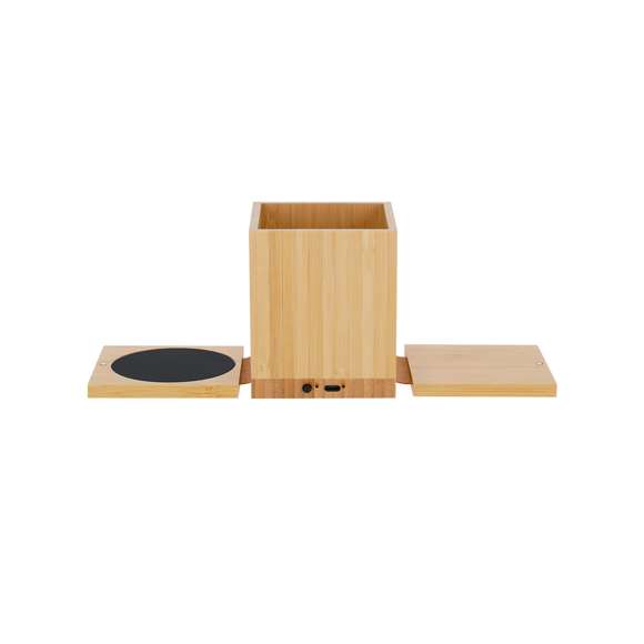 Lapicero multifunción con calentador de tazas y cargador inalámbrico integrado 15W. Fabricado en bambú, con una amplia superficie que permite calentar la taza y cargar el dispositivo simultáneamente. Compatible con dispositivos equipados con tecnología de carga inalámbrica Qi. Incluye cable de carga Tipo C de 1 m. Con manual de instrucciones en español e inglés.Materiales como el Bambú fomentan la utilización de materias primas naturales reduciendo las emisiones contaminantes. Además, el bambú proviene de una planta de gran resistencia y versatilidad, con crecimiento y regeneración rápida, siendo una excelente alternativa al uso de madera tradicional.Fabricado conforme a los estándares RoHS y en cumplimiento con los siguientes requisitos de seguridad:Sistema de protección contra sobrecalentamiento.Sistema de protección contra sobrecarga.Sistema de bloqueo para evitar cortocircuitos.Sistema de transferencia de carga constante, acorde a la capacidad del dispositivo de destino.