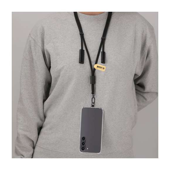 Innovador lanyard con función de soporte y cable cargador, fabricado en una combinación de poliéster RPET y aluminio reciclado. Diseñado para colocarse fácilmente entre la funda y el smartphone gracias a su accesorio de transporte. Incluye cinta a juego, mosquetón metálico giratorio en color negro y accesorio de seguridad para el cuello. Ofrece funcionalidad de carga y traspaso de datos, con entrada USB y Tipo C, y salidas Micro USB, Lightning y Tipo C. Presenta un distintivo de RPET en etiqueta kraft, destacando su compromiso sostenible.El material RPET se elabora a partir de plástico reciclado, para así fomentar la reutilización de residuos plásticos y ayudar a la sostenibilidad del planeta.El Aluminio Reciclado es un material con posibilidades de reciclaje casi infinitas, sin perder sus propiedades originales y consumiendo menos energía en este proceso.Certificación GRS (Global Recycled Standard / Estándar de Reciclaje Global), que garantiza el origen reciclado del material usado para fabricar el producto.