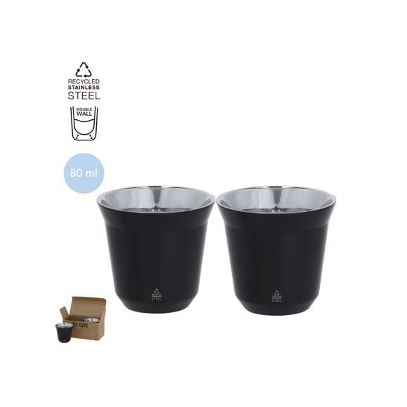 Elegante set de vasos de Acero Inox Reciclado de doble pared. Incluye dos vasos, cada uno con una capacidad de 80 ml. El acero es uno de los materiales más demandados y que puede encontrarse casi en todas partes, desde productos de uso diario a grandes construcciones. Con innumerables propiedades, entre las que cabe destacar la durabilidad y su alto grado de reutilización, convirtiéndolo en una alternativa muy valorada en soluciones de sostenibilidad. Debidamente tratado, permite obtener nuevos recursos de infinita utilización.