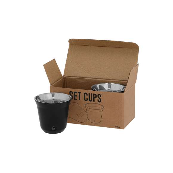 Elegante set de vasos de Acero Inox Reciclado de doble pared. Incluye dos vasos, cada uno con una capacidad de 80 ml. El acero es uno de los materiales más demandados y que puede encontrarse casi en todas partes, desde productos de uso diario a grandes construcciones. Con innumerables propiedades, entre las que cabe destacar la durabilidad y su alto grado de reutilización, convirtiéndolo en una alternativa muy valorada en soluciones de sostenibilidad. Debidamente tratado, permite obtener nuevos recursos de infinita utilización.