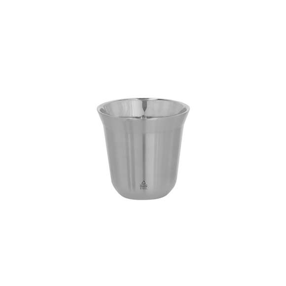 Elegante set de vasos de Acero Inox Reciclado de doble pared. Incluye dos vasos, cada uno con una capacidad de 80 ml. El acero es uno de los materiales más demandados y que puede encontrarse casi en todas partes, desde productos de uso diario a grandes construcciones. Con innumerables propiedades, entre las que cabe destacar la durabilidad y su alto grado de reutilización, convirtiéndolo en una alternativa muy valorada en soluciones de sostenibilidad. Debidamente tratado, permite obtener nuevos recursos de infinita utilización.