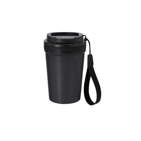 Vaso de 360 ml de capacidad fabricado en resistente PP Reciclado. Cuerpo en acabado frosted translúcido. Tapa hermética en color negro con dosificador de fácil apertura, libre de BPA, con cierre a rosca e incluye una práctica asa de transporte en poliéster. Con certificación Food Grade, garantizando la seguridad cuando los alimentos entran en contacto con el material usado para fabricar el producto. El PP reciclado es un plástico reciclado y altamente reciclable, de gran resistencia y apto para multitud de aplicaciones.