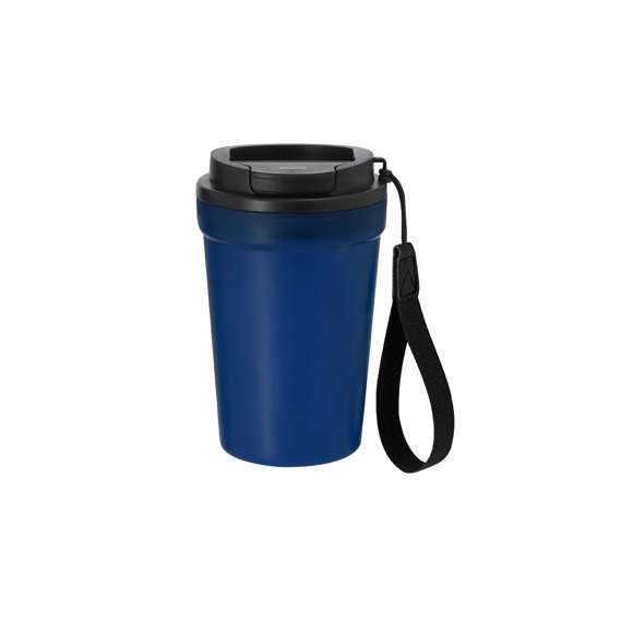 Vaso de 360 ml de capacidad fabricado en resistente PP Reciclado. Cuerpo en acabado frosted translúcido. Tapa hermética en color negro con dosificador de fácil apertura, libre de BPA, con cierre a rosca e incluye una práctica asa de transporte en poliéster. Con certificación Food Grade, garantizando la seguridad cuando los alimentos entran en contacto con el material usado para fabricar el producto. El PP reciclado es un plástico reciclado y altamente reciclable, de gran resistencia y apto para multitud de aplicaciones.