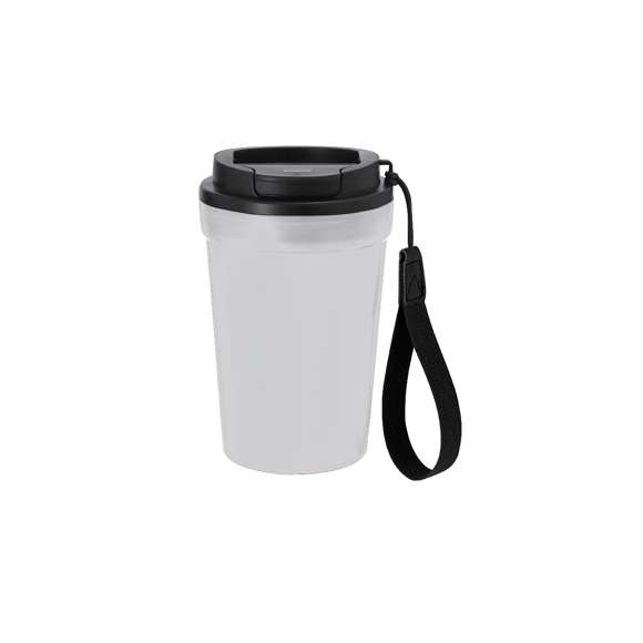 Vaso de 360 ml de capacidad fabricado en resistente PP Reciclado. Cuerpo en acabado frosted translúcido. Tapa hermética en color negro con dosificador de fácil apertura, libre de BPA, con cierre a rosca e incluye una práctica asa de transporte en poliéster. Con certificación Food Grade, garantizando la seguridad cuando los alimentos entran en contacto con el material usado para fabricar el producto. El PP reciclado es un plástico reciclado y altamente reciclable, de gran resistencia y apto para multitud de aplicaciones.