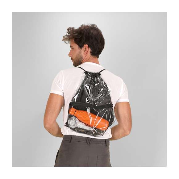 Mochila de cuerdas en RPET, con compartimento principal de diseño transparente. Cuenta con cuerdas de autocierre y esquinas reforzadas con resistentes argollas metálicas. Iincluye práctico bolsillo frontal de rejilla con cierre de cremallera. Incluye distintivo RPET en etiqueta lateral.El material RPET se elabora a partir de plástico reciclado, para así fomentar la reutilización de residuos plásticos y ayudar a la sostenibilidad del planeta.