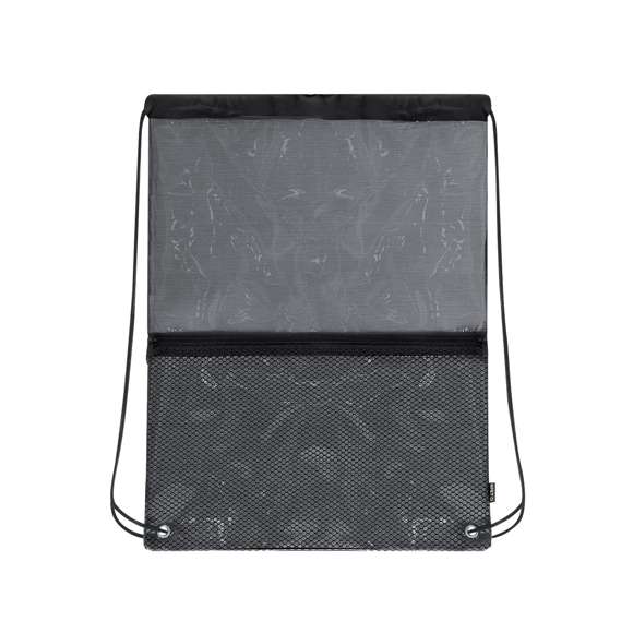 Mochila de cuerdas en RPET, con compartimento principal de diseño transparente. Cuenta con cuerdas de autocierre y esquinas reforzadas con resistentes argollas metálicas. Iincluye práctico bolsillo frontal de rejilla con cierre de cremallera. Incluye distintivo RPET en etiqueta lateral.El material RPET se elabora a partir de plástico reciclado, para así fomentar la reutilización de residuos plásticos y ayudar a la sostenibilidad del planeta.