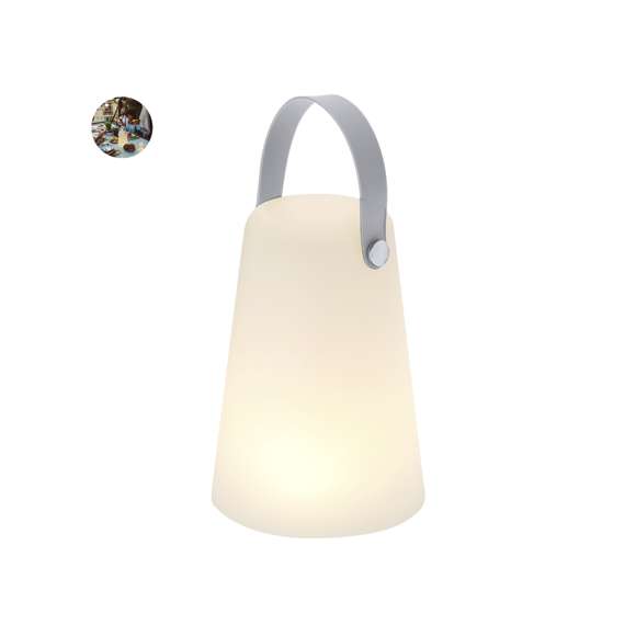 Lámpara en PE de color blanco. Incluye asa superior de suave silicona en tono gris, que facilita su transporte y añade un toque moderno al diseño. Equipada con 4 LEDs , proporciona una luz uniforme y eficiente, tanto para interiores como exteriores. Funciona con 3 pilas AA (no incluidas). Dispone de botón de encendido/apagado.