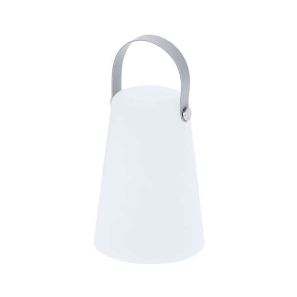 Lámpara en PE de color blanco. Incluye asa superior de suave silicona en tono gris, que facilita su transporte y añade un toque moderno al diseño. Equipada con 4 LEDs , proporciona una luz uniforme y eficiente, tanto para interiores como exteriores. Funciona con 3 pilas AA (no incluidas). Dispone de botón de encendido/apagado.