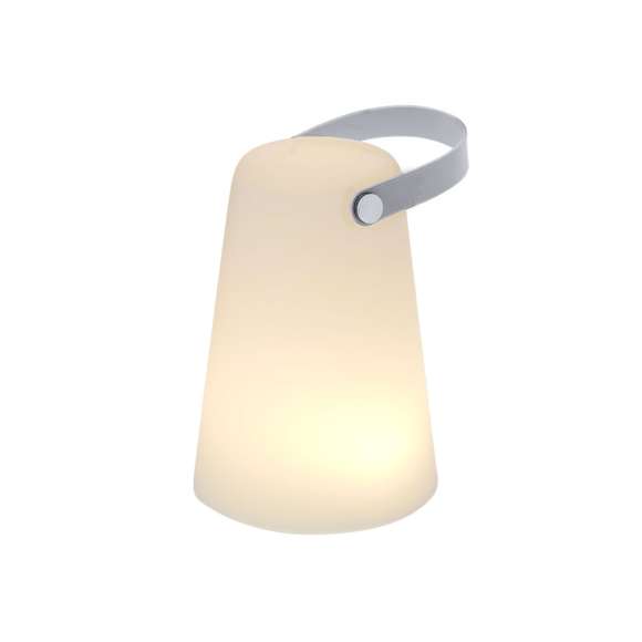 Lámpara en PE de color blanco. Incluye asa superior de suave silicona en tono gris, que facilita su transporte y añade un toque moderno al diseño. Equipada con 4 LEDs , proporciona una luz uniforme y eficiente, tanto para interiores como exteriores. Funciona con 3 pilas AA (no incluidas). Dispone de botón de encendido/apagado.