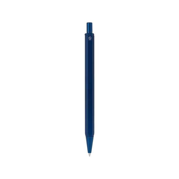 Elegante bolígrafo fabricado en Aluminio Reciclado. Cuerpo en distinguida forma hexagonal. De mecanismo pulsador fabricado en ABS Reciclado y de tinta azul. Con distinguido logo de Aluminio Reciclado marcado en la caña.El Aluminio Reciclado es un material con posibilidades de reciclaje casi infinitas, sin perder sus propiedades originales y consumiendo menos energía en este proceso.Certificación GRS (Global Recycled Standard / Estándar de Reciclaje Global), que garantiza el origen reciclado del material usado para fabricar el producto.El RABS es un plástico altamente reciclable de gran resistencia y con multitud de aplicaciones que lo convierten en una solución eco-friendly. Con certificación RCS, que garantiza el origen reciclado del mismo y con logo RABS grabado.