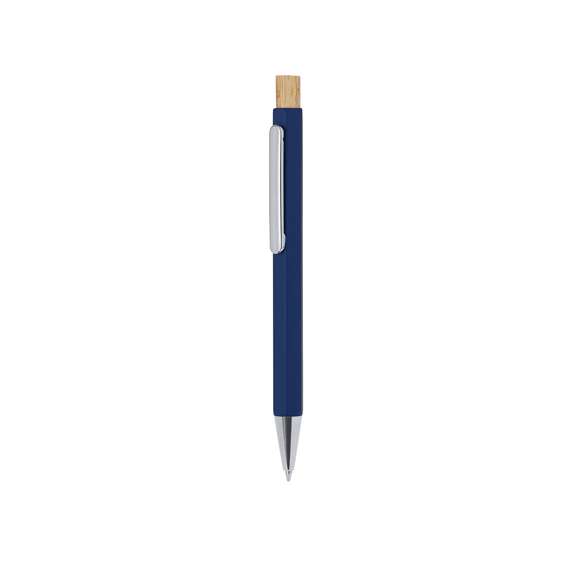 Elegante bolígrafo fabricado en Aluminio Reciclado. Cuerpo en distinguida forma hexagonal, con clip y punta cromadas. De mecanismo pulsador fabricado en bambú y de tinta azul. Con distinguido logo de Aluminio Reciclado marcado en la caña.El Aluminio Reciclado es un material con posibilidades de reciclaje casi infinitas, sin perder sus propiedades originales y consumiendo menos energía en este proceso.Certificación GRS (Global Recycled Standard / Estándar de Reciclaje Global), que garantiza el origen reciclado del material usado para fabricar el producto.Materiales como el bambú fomentan la utilización de materias primas naturales, reduciendo las emisiones contaminantes. Proviene de una planta de gran resistencia y versatilidad, con crecimiento y regeneración rápidos, siendo una excelente alternativa al uso de madera tradicional.