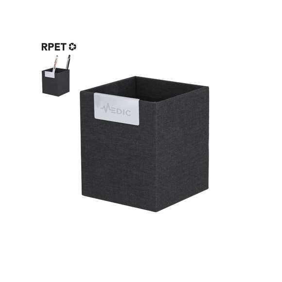 Lapicero fabricado en RPET 300D bitono, con detalle metálico de acabado brillante. Incluye distintivo RPET.El material RPET se elabora a partir de plástico reciclado, para así fomentar la reutilización de residuos plásticos y ayudar a la sostenibilidad del planeta.