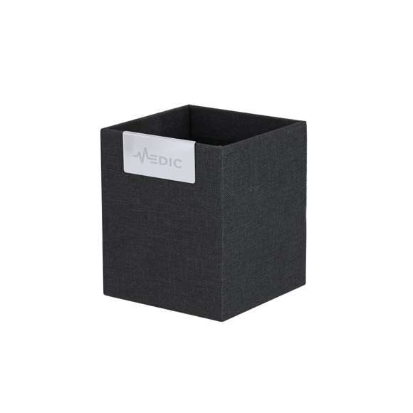 Lapicero fabricado en RPET 300D bitono, con detalle metálico de acabado brillante. Incluye distintivo RPET.El material RPET se elabora a partir de plástico reciclado, para así fomentar la reutilización de residuos plásticos y ayudar a la sostenibilidad del planeta.