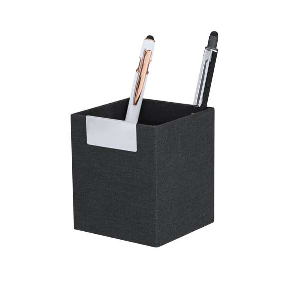 Lapicero fabricado en RPET 300D bitono, con detalle metálico de acabado brillante. Incluye distintivo RPET.El material RPET se elabora a partir de plástico reciclado, para así fomentar la reutilización de residuos plásticos y ayudar a la sostenibilidad del planeta.