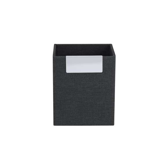 Lapicero fabricado en RPET 300D bitono, con detalle metálico de acabado brillante. Incluye distintivo RPET.El material RPET se elabora a partir de plástico reciclado, para así fomentar la reutilización de residuos plásticos y ayudar a la sostenibilidad del planeta.