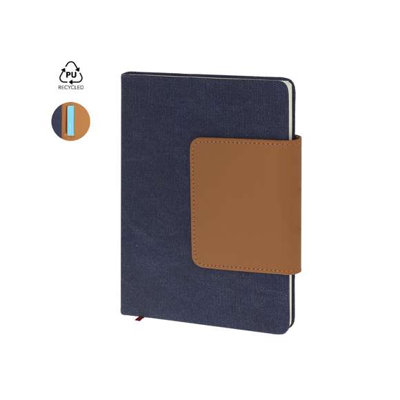 Bloc de notas A5 fabricado en combinación de Canvas Reciclado con PU Reciclado. De elegante diseño con solapa marrón de cierre magnético a juego, con práctico tarjetero en su interior. Interior con 80 hojas color crema de disposición a una raya y marcapáginas de tela a juego de la solapa. Con distintivo de PU Reciclado.La PU Reciclado destaca por su resistencia y elasticidad. Este material reciclado y reciclable es una opción sostenible que rescata las fibras desechadas en los procesos de fabricación, minimizando así el desperdicio de material y contribuyendo a su vez a reducir el impacto ambiental, manteniendo a la vez sus propiedades originales.