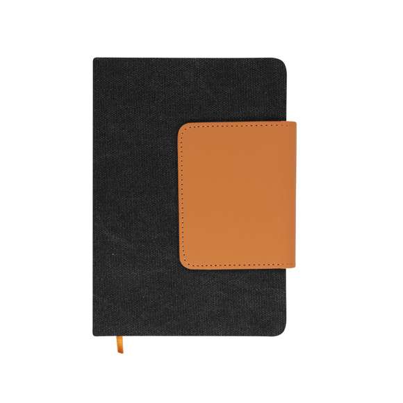 Bloc de notas A5 fabricado en combinación de Canvas Reciclado con PU Reciclado. De elegante diseño con solapa marrón de cierre magnético a juego, con práctico tarjetero en su interior. Interior con 80 hojas color crema de disposición a una raya y marcapáginas de tela a juego de la solapa. Con distintivo de PU Reciclado.La PU Reciclado destaca por su resistencia y elasticidad. Este material reciclado y reciclable es una opción sostenible que rescata las fibras desechadas en los procesos de fabricación, minimizando así el desperdicio de material y contribuyendo a su vez a reducir el impacto ambiental, manteniendo a la vez sus propiedades originales.