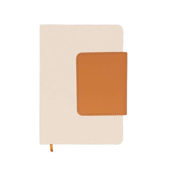 Bloc de notas A5 fabricado en combinación de Canvas Reciclado con PU Reciclado. De elegante diseño con solapa marrón de cierre magnético a juego, con práctico tarjetero en su interior. Interior con 80 hojas color crema de disposición a una raya y marcapáginas de tela a juego de la solapa. Con distintivo de PU Reciclado.La PU Reciclado destaca por su resistencia y elasticidad. Este material reciclado y reciclable es una opción sostenible que rescata las fibras desechadas en los procesos de fabricación, minimizando así el desperdicio de material y contribuyendo a su vez a reducir el impacto ambiental, manteniendo a la vez sus propiedades originales.