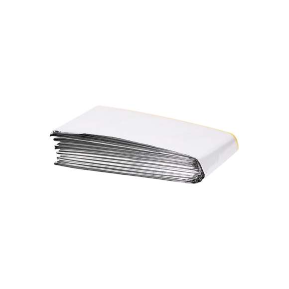 Práctica manta isotérmica fabricada en PET aluminizado, diseñada para aplicaciones versátiles. Su doble función permite regular la temperatura: con la cara plateada hacia el exterior reduce el calor, mientras que con la cara dorada hacia el exterior retiene el calor corporal. Ligera, compacta y fácil de transportar, es resistente al agua y al viento, ideal para diversas situaciones.
