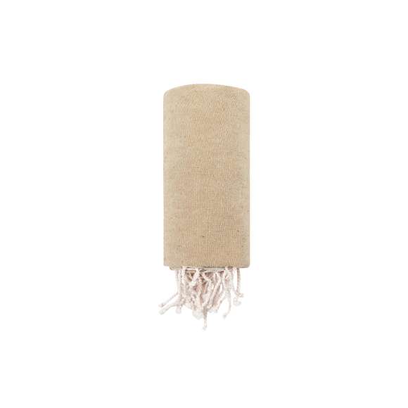 Pareo toalla de 180g/m2 en combinación de algodón reciclado y RPET. El material RPET se elabora a partir de plástico reciclado, para así fomentar la reutilización de residuos plásticos y ayudar a la sostenibilidad del planeta.