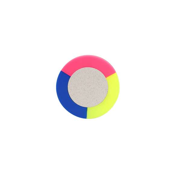 Original marcador fluorescente de tres colores fabricado en caña de trigo. Con cuerpo circular en suave acabado mate, especialmente diseñado para marcaje a todo color. Con capuchas a juego con el marcador. La caña de trigo fomenta la utilización de materias primas naturales, reduciendo así las emisiones contaminantes.