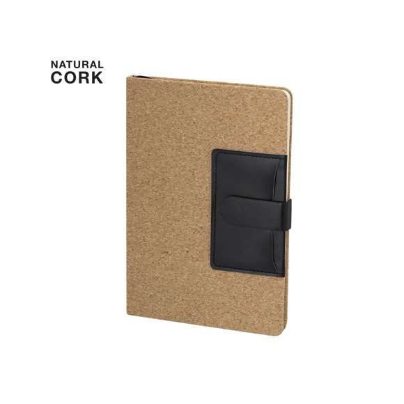 Bloc de notas de tapas rígidas en combinación de corcho natural y PU. Incluye bolsillo de PU en portada, ideal para tarjetas. Con cierre magnético, 80 páginas de disposición a una raya y marcapáginas a juego.Elaborado con elementos vegetales para así fomentar la utilización de materias primas naturales y reducir las emisiones contaminantes.